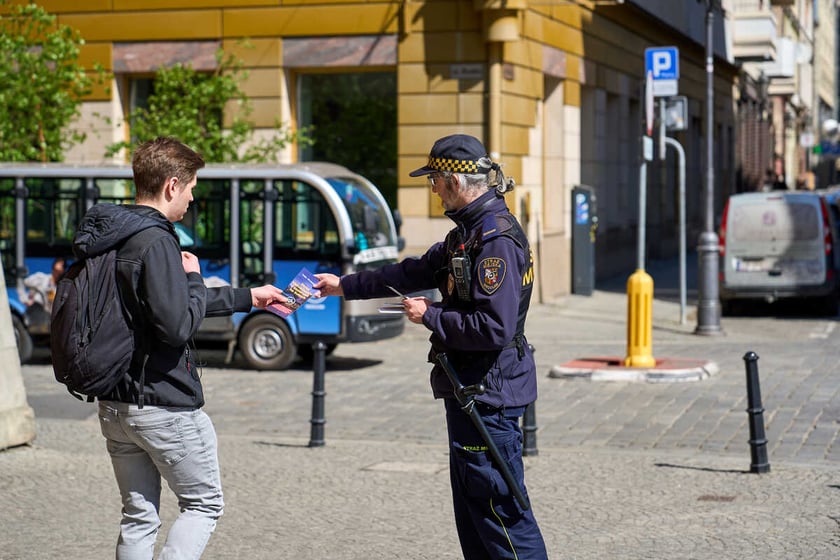 Rozdawanie ulotek dotyczących ograniczenia w ruchu na Placu Solnym