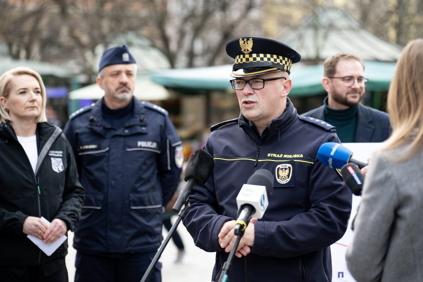 Ograniczenia w ruchu na placu Solnym. Konferencja. Piotr Szereda ze Straży Miejskiej Wrocławia.