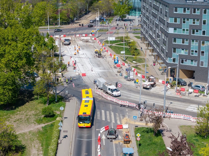 Ostatnie prace w rejonie skrzyżowania Glinianej z Borowską. Zdjęcie z 28 kwietnia. 1 maja pojadą tędy tramwaje