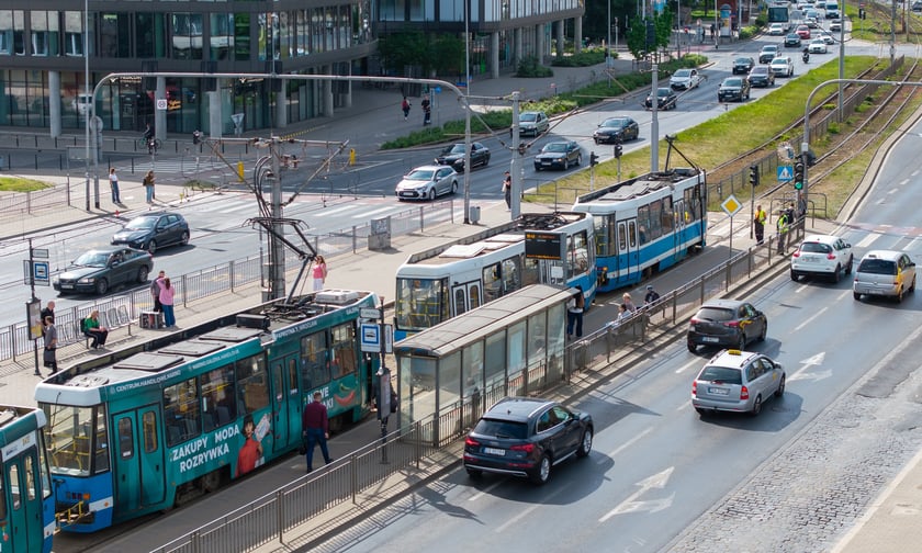 Tramwaj z połamanym pantografem na przystanku przy Pl. Jana Pawła II - 6 maja 2026 r.
