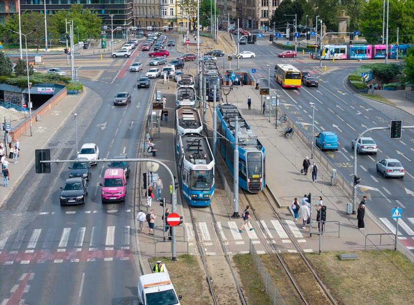 Tramwaj z połamanym pantografem na przystanku przy Pl. Jana Pawła II - 6 maja 2026 r.