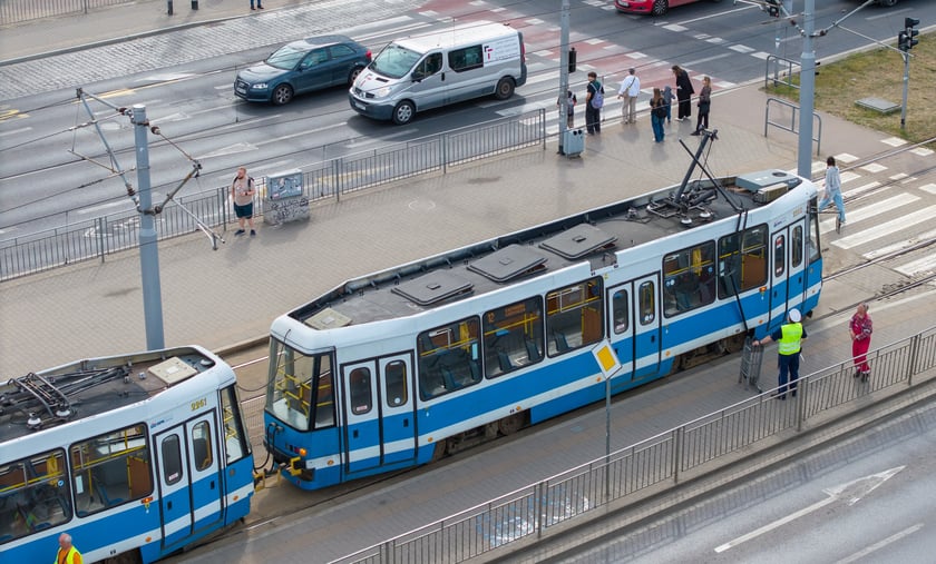 Tramwaj z połamanym pantografem na przystanku przy Pl. Jana Pawła II - 6 maja 2026 r.