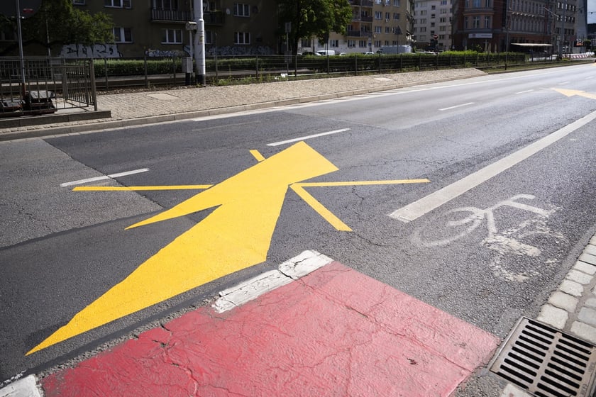 Ulica Kazimierza Wielkiego. Przygotowania oznaczeń związanych z nową, tymczasową organizacją ruchu.