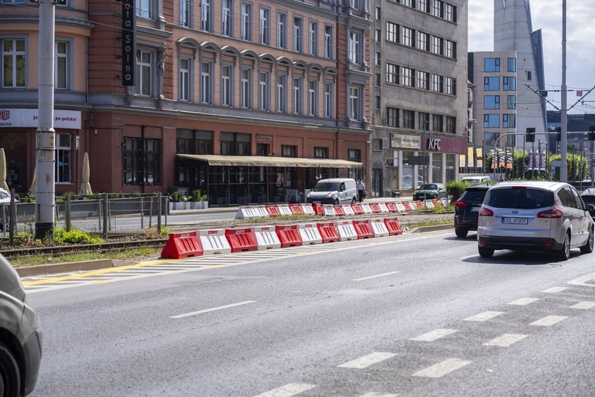 Ulica Kazimierza Wielkiego. Przygotowania oznaczeń związanych z nową, tymczasową organizacją ruchu.