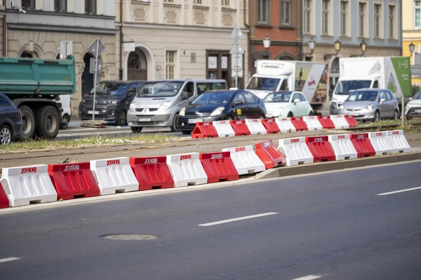 Ulica Kazimierza Wielkiego. Przygotowania oznaczeń związanych z nową, tymczasową organizacją ruchu.
