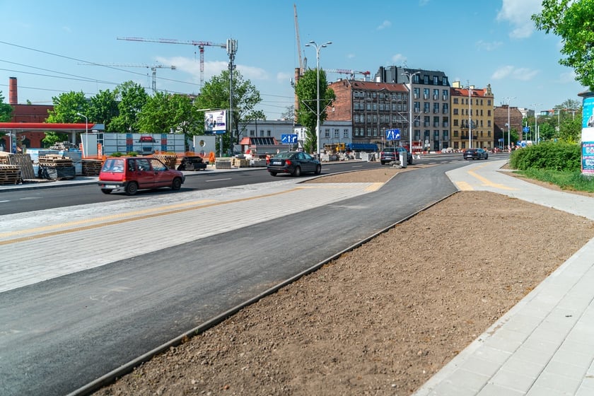 ulica Dmowskiego we Wrocławiu, część jezdni otwarta po przebudowie