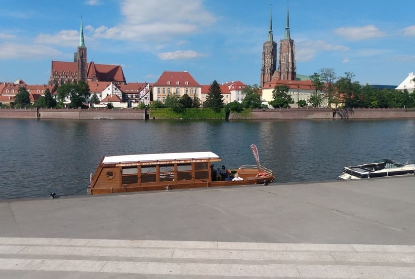 W przerwie rowerowej wycieczki po Wrocławiu można usiąść na bulwarze X. Dunikowskiego i oglądać Ostrów Tumski.