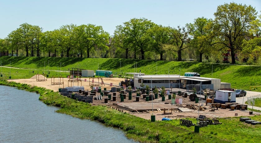Jeden z barów nad Odrą w okolicach mostów Warszawskich