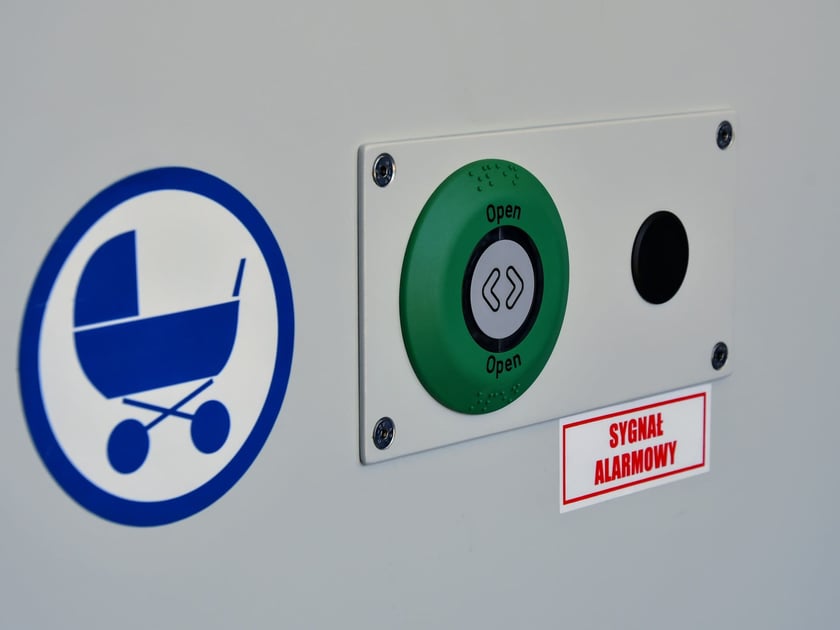 W zmodernizowanych tramwajach pojawiły się rozwiązania poprawiające komfort i bezpieczeństwo pasażerów