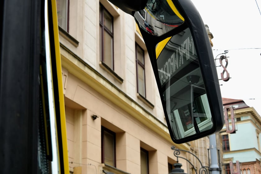 Testowany przez MPK Wrocław autobus bezprzegubowy wjechał już na ulice Wrocławia