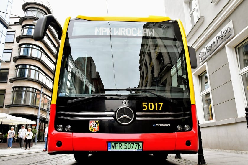 Testowany przez MPK Wrocław autobus bezprzegubowy wjechał już na ulice Wrocławia