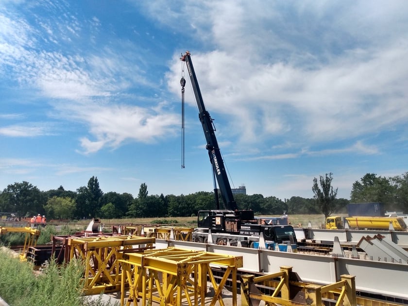 Stalowe elementy mostów Chrobrego przyjechały do Wrocławia z Gdyni.