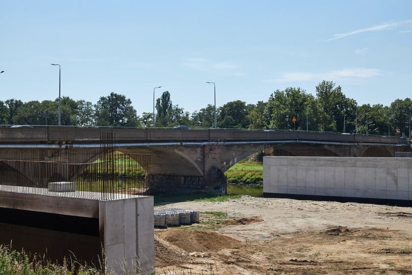Stalowe elementy mostów Chrobrego przyjechały do Wrocławia z Gdyni.