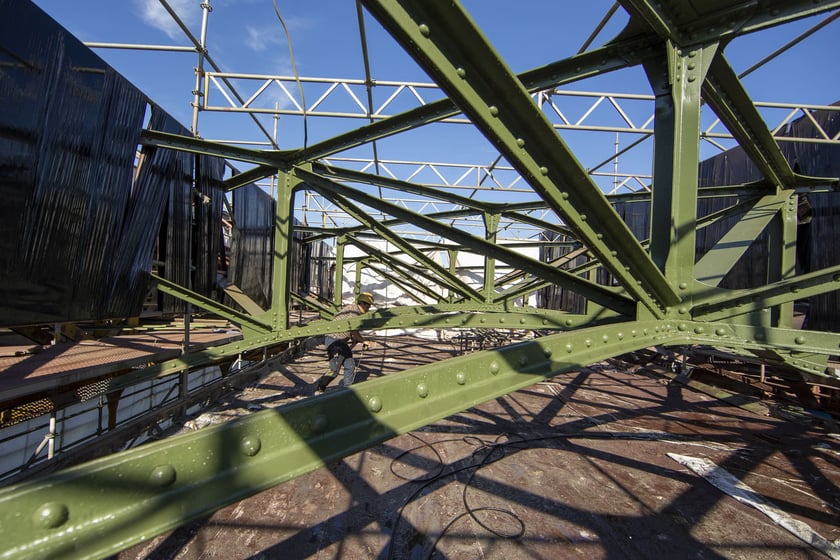 W połowie sierpnia na moście Zwierzynieckim trwają intensywne prace