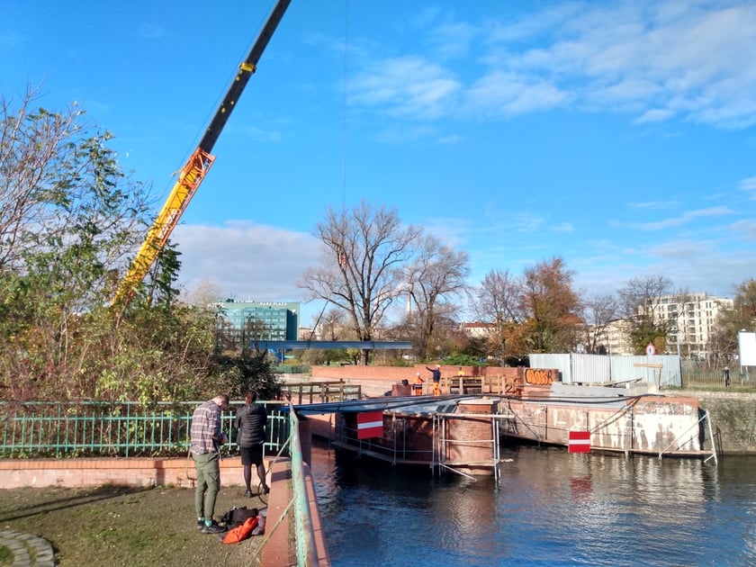 Układanie nowych dźwigarów na budowie mostu św. Klary