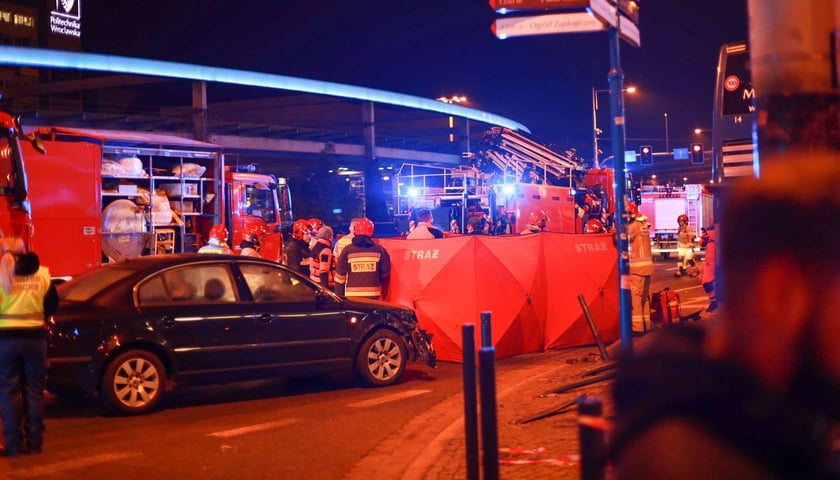 wypadek na rondzie Reagana, autobus wjechał w przejście podziemne