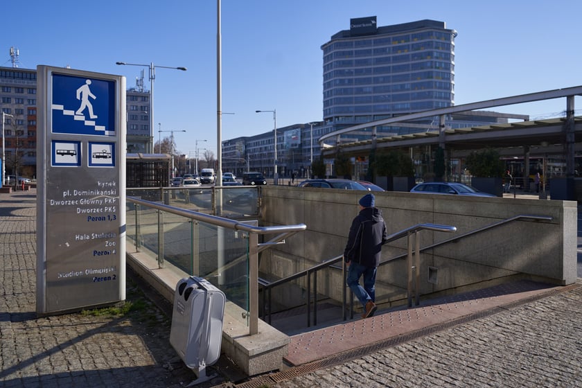 Schody do przejścia podziemnego przy Pasażu Grunwaldzkim