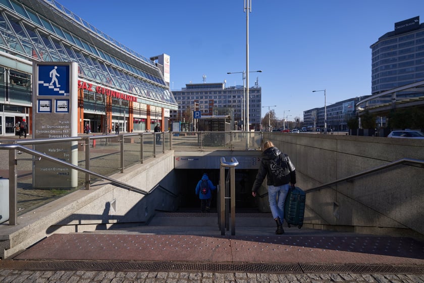 Schody do przejścia podziemnego przy Pasażu Grunwaldzkim