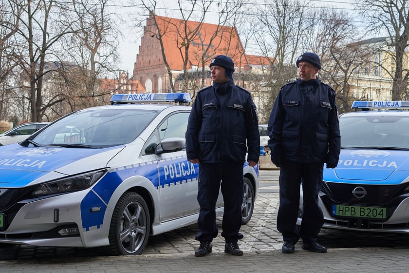 Umundurowani funkcjonariusze policji do stopnia aspiranta sztabowego i żołnierze żandarmerii wojskowej do stopnia starszego sierżanta sztabowego włącznie.
Ważna legitymacja służbowa.