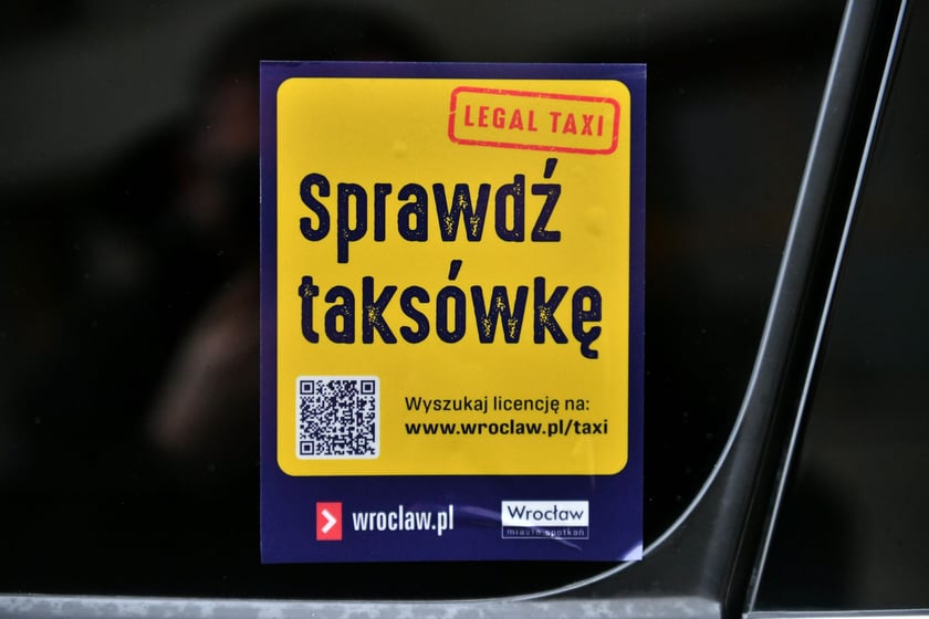 Legalna taksówka ? rusza nowa kampania we Wrocławiu. Zeskanuj kod, zanim wsiądziesz. Zdjęcia z oficjalnej konferencji prasowej