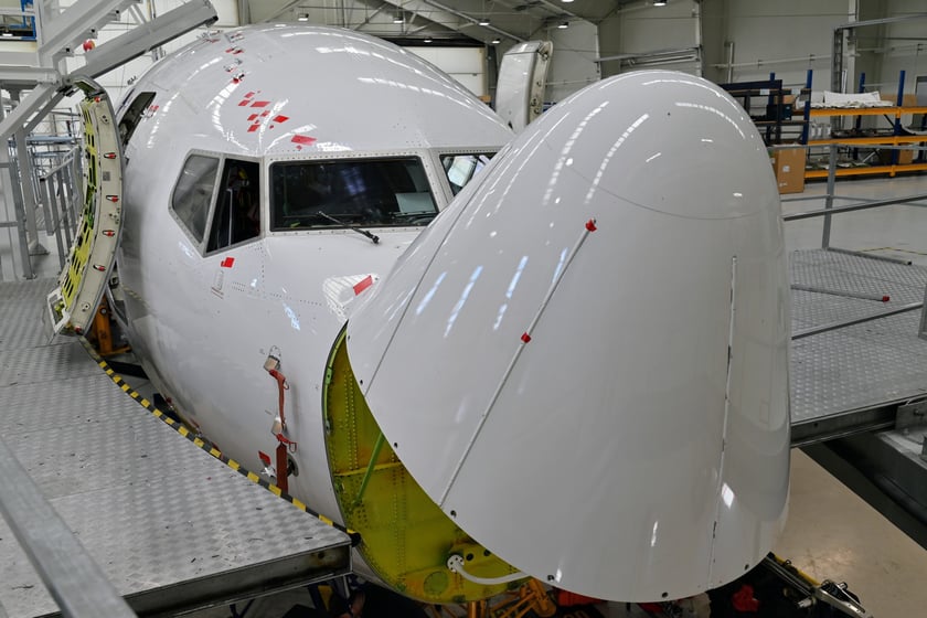 Czerwonymi naklejkami zaznaczone są ślady po uderzeniu pioruna. Maszynie nic się nie stało, jej konstrukcja jest na to przygotowana i piorun "przeleciał" po kadłubie. Podczas przeglądu usuwane są ślady po takim zdarzeniu.