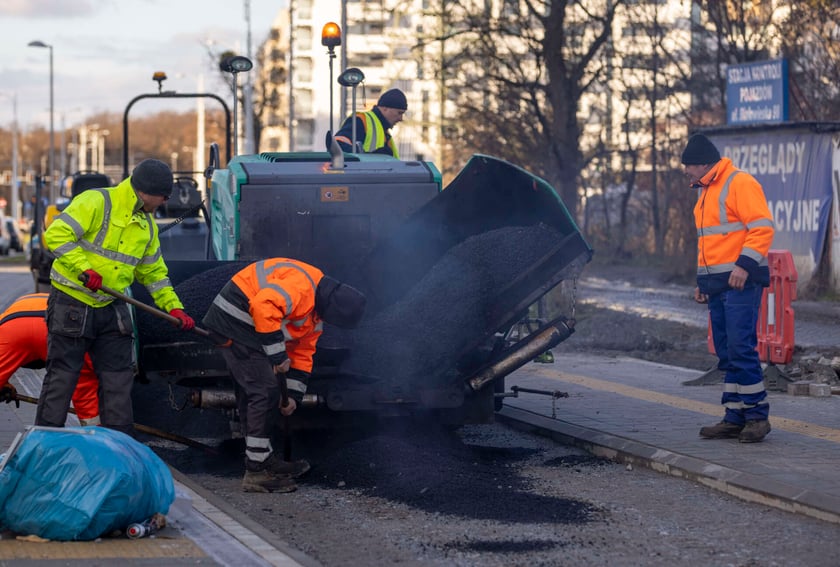 60 tys.
metr&oacute;w kwadratowych nowych nawierzchni bitumicznych m.in. na ulicach Dmowskiego, Jagiełły, Starogroblowej, Długiej, Popowickiej.