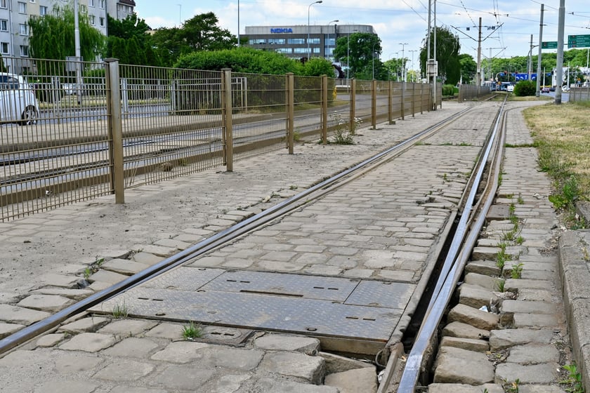 Remont ul. Legnickiej to trzy zadania. Na zdjęciu rozjazdy prowadzące do starej zajezdni Popowice, które będą wymieniane.
