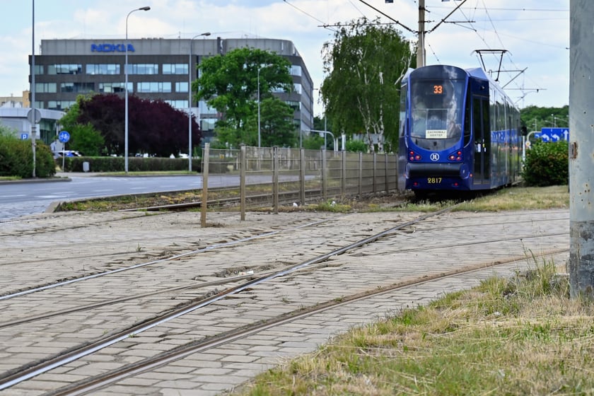 Remont ul. Legnickiej to trzy zadania. Na zdjęciu rozjazdy prowadzące do starej zajezdni Popowice, które będą wymieniane.