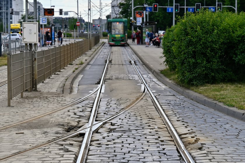 Remont ul. Legnickiej to trzy zadania. Na zdjęciu rozjazdy prowadzące do starej zajezdni Popowice, które będą wymieniane.