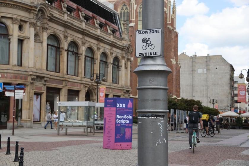 Akcja informacyjna dotycząca wprowadzenia slow zone.