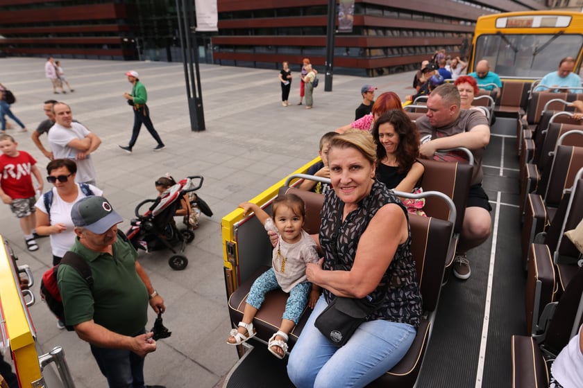 Parada autobusów nowym odcinkiem trasy autobusowo-tramwajowej na Nowy Dwór.