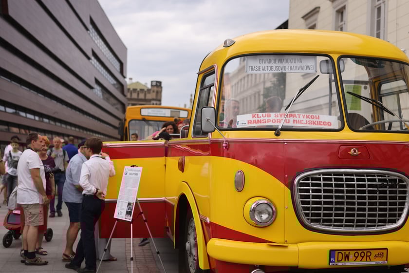 Parada autobusów nowym odcinkiem trasy autobusowo-tramwajowej na Nowy Dwór.