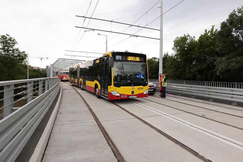 Parada autobusów nowym odcinkiem trasy autobusowo-tramwajowej na Nowy Dwór.