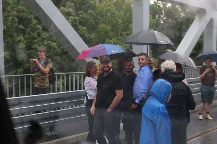 Parada autobusów nowym odcinkiem trasy autobusowo-tramwajowej na Nowy Dwór.