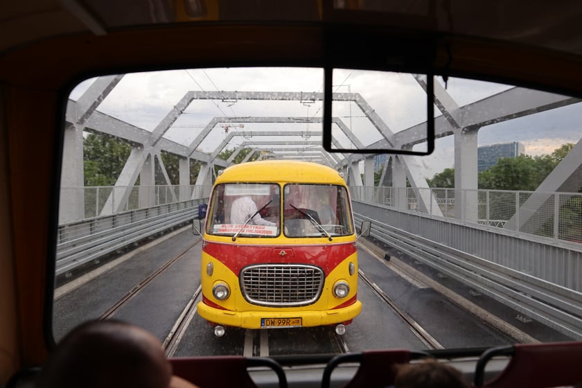 Parada autobusów nowym odcinkiem trasy autobusowo-tramwajowej na Nowy Dwór.