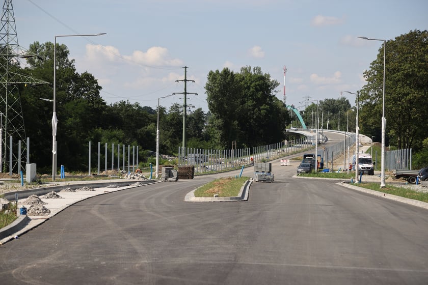 Próby obciążeniowe na moście Olimpijskim na Alei Wielkiej Wyspy.