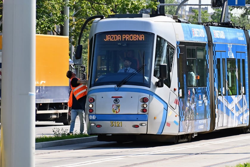 Próbny przejazd tramwaju nowym odcinkiem trasy autobusowo-tramwajowej. Testowany był odcinek od przystanku Park Biznesu do przystanku Rogowska.