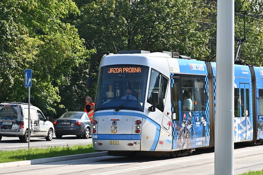 Próbny przejazd tramwaju nowym odcinkiem trasy autobusowo-tramwajowej. Testowany był odcinek od przystanku Park Biznesu do przystanku Rogowska.