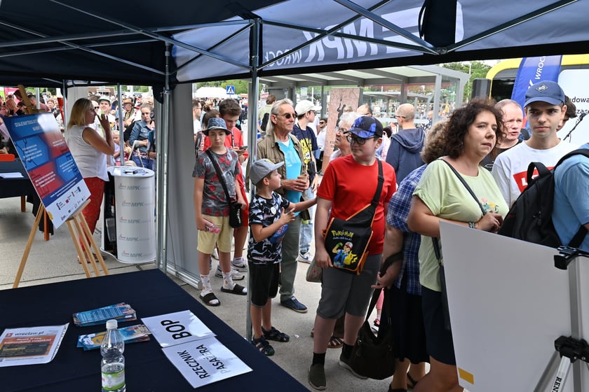 Komunikacyjny piknik na nowej pętli Wrocław Nowy Dwór (P+R). Impreza zorganizowana została z okazji uruchomienia tramwajów na Nowy Dwór, co nastąpi jutro, w niedzielę 3 września.