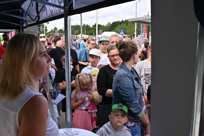 Komunikacyjny piknik na nowej pętli Wrocław Nowy Dwór (P+R). Impreza zorganizowana została z okazji uruchomienia tramwajów na Nowy Dwór, co nastąpi jutro, w niedzielę 3 września.