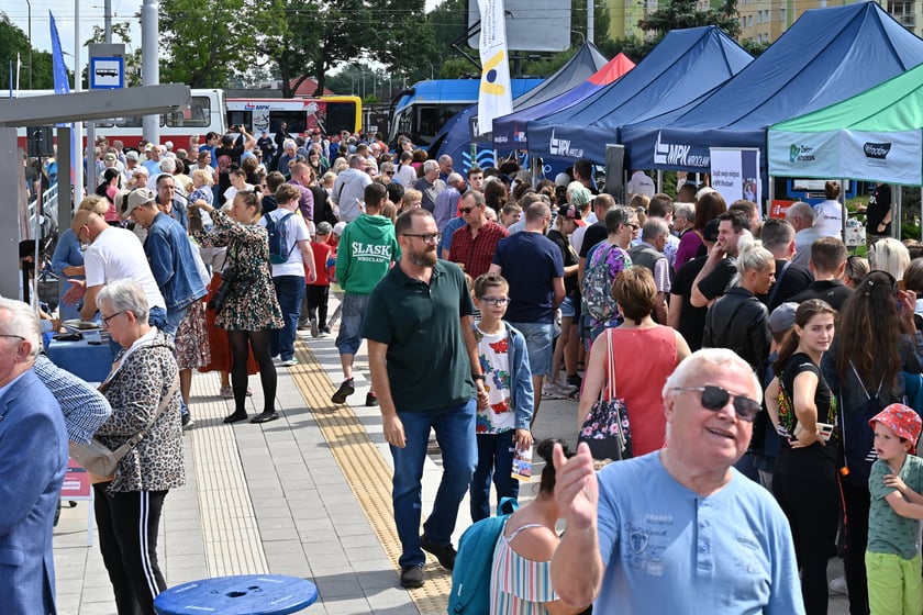 Komunikacyjny piknik na nowej pętli Wrocław Nowy Dwór (P+R). Impreza zorganizowana została z okazji uruchomienia tramwajów na Nowy Dwór, co nastąpi jutro, w niedzielę 3 września.