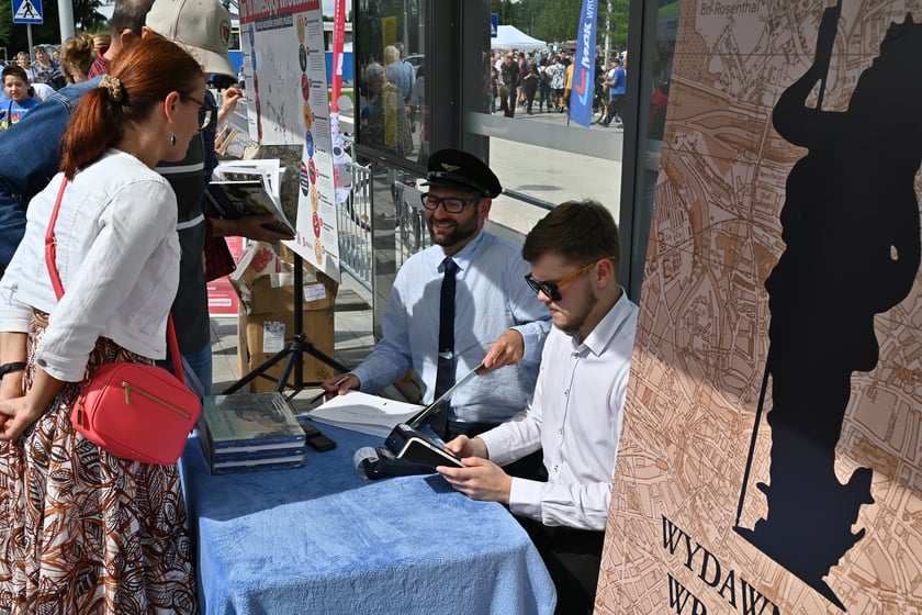 Komunikacyjny piknik na nowej pętli Wrocław Nowy Dwór (P+R). Impreza zorganizowana została z okazji uruchomienia tramwajów na Nowy Dwór, co nastąpi jutro, w niedzielę 3 września.