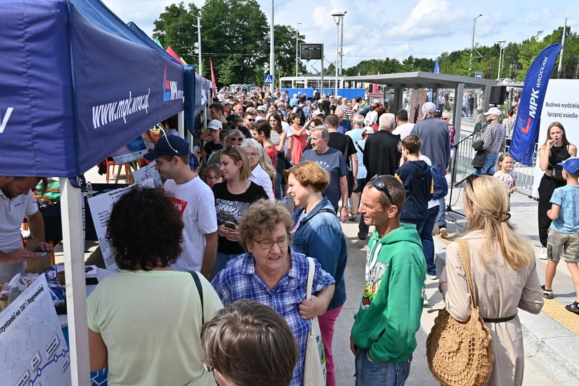 Komunikacyjny piknik na nowej pętli Wrocław Nowy Dwór (P+R). Impreza zorganizowana została z okazji uruchomienia tramwajów na Nowy Dwór, co nastąpi jutro, w niedzielę 3 września.