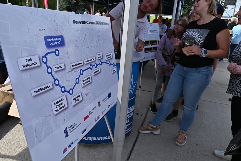 Komunikacyjny piknik na nowej pętli Wrocław Nowy Dwór (P+R). Impreza zorganizowana została z okazji uruchomienia tramwajów na Nowy Dwór, co nastąpi jutro, w niedzielę 3 września.
