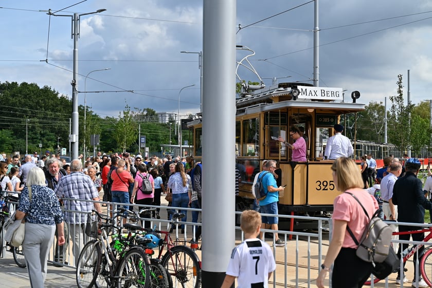 Komunikacyjny piknik na nowej pętli Wrocław Nowy Dwór (P+R). Impreza zorganizowana została z okazji uruchomienia tramwajów na Nowy Dwór, co nastąpi jutro, w niedzielę 3 września.