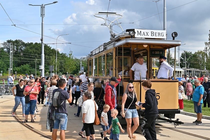 Komunikacyjny piknik na nowej pętli Wrocław Nowy Dwór (P+R). Impreza zorganizowana została z okazji uruchomienia tramwajów na Nowy Dwór, co nastąpi jutro, w niedzielę 3 września.