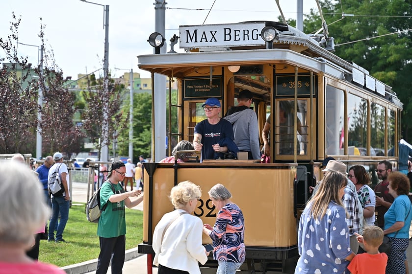 Komunikacyjny piknik na nowej pętli Wrocław Nowy Dwór (P+R). Impreza zorganizowana została z okazji uruchomienia tramwajów na Nowy Dwór, co nastąpi jutro, w niedzielę 3 września.