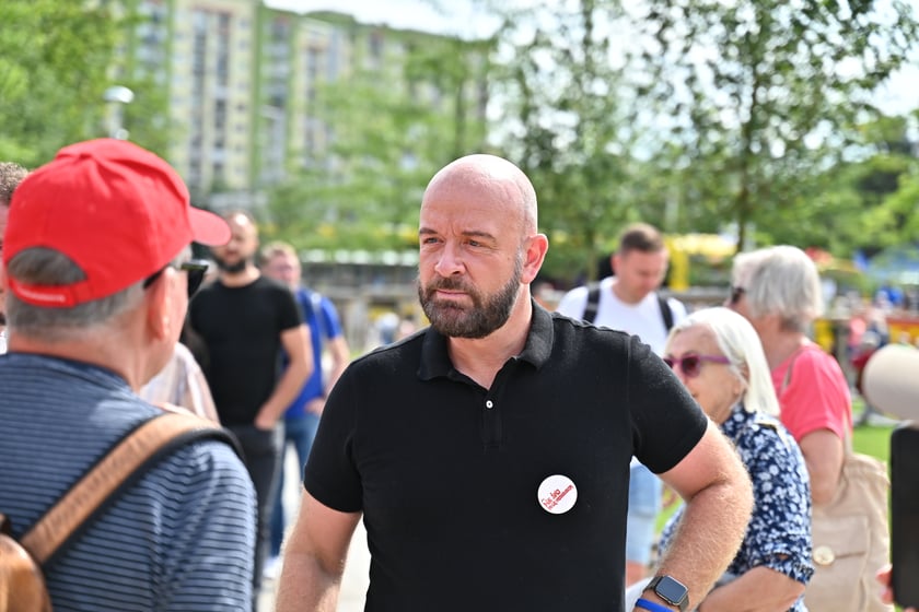 Komunikacyjny piknik na nowej pętli Wrocław Nowy Dwór (P+R). Impreza zorganizowana została z okazji uruchomienia tramwajów na Nowy Dwór, co nastąpi jutro, w niedzielę 3 września.