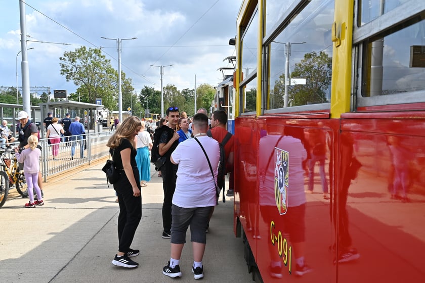 Komunikacyjny piknik na nowej pętli Wrocław Nowy Dwór (P+R). Impreza zorganizowana została z okazji uruchomienia tramwajów na Nowy Dwór, co nastąpi jutro, w niedzielę 3 września.