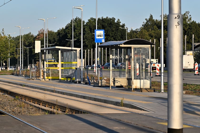 Nowe i tymczasowe wiaty przystankowe przy trasie tramwajowej na Leśnicę.